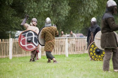 Drohiczyn, Polonya, 8 Temmuz: Ortaçağ savaşçı Vikingler, Baltık ve Slav savaşçılar toplantı 8 Temmuz 2017 Drohiczyn, Polonya'da üzerinde kavga sırasında.
