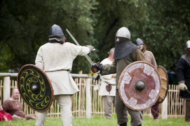 Drohiczyn, Polonya, 8 Temmuz: Ortaçağ savaşçı Vikingler, Baltık ve Slav savaşçılar toplantı 8 Temmuz 2017 Drohiczyn, Polonya'da üzerinde kavga sırasında.