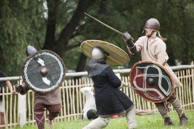 Drohiczyn, Polonya, 8 Temmuz: Ortaçağ savaşçı Vikingler, Baltık ve Slav savaşçılar toplantı 8 Temmuz 2017 Drohiczyn, Polonya'da üzerinde kavga sırasında.