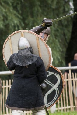 Drohiczyn, Polonya, 8 Temmuz: Ortaçağ savaşçı Vikingler, Baltık ve Slav savaşçılar toplantı 8 Temmuz 2017 Drohiczyn, Polonya'da üzerinde kavga sırasında.