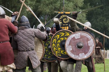 Drohiczyn, Polonya, 8 Temmuz: Ortaçağ savaşçı Vikingler, Baltık ve Slav savaşçılar toplantı 8 Temmuz 2017 Drohiczyn, Polonya'da üzerinde kavga sırasında.