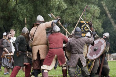 Drohiczyn, Polonya, 8 Temmuz: Ortaçağ savaşçı Vikingler, Baltık ve Slav savaşçılar toplantı 8 Temmuz 2017 Drohiczyn, Polonya'da üzerinde kavga sırasında.