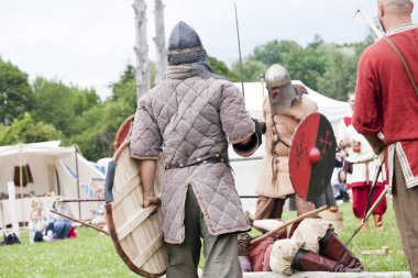 Drohiczyn, Polonya, 8 Temmuz: Ortaçağ savaşçı Vikingler, Baltık ve Slav savaşçılar toplantı 8 Temmuz 2017 Drohiczyn, Polonya'da üzerinde kavga sırasında.