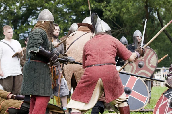 DROHICZYN, POLONIA, 8 de julio: Guerreros medievales durante la lucha contra los vikingos, los bálticos y los guerreros eslavos reunidos el 8 de julio de 2017 en Drohiczyn, Polonia . —  Fotos de Stock