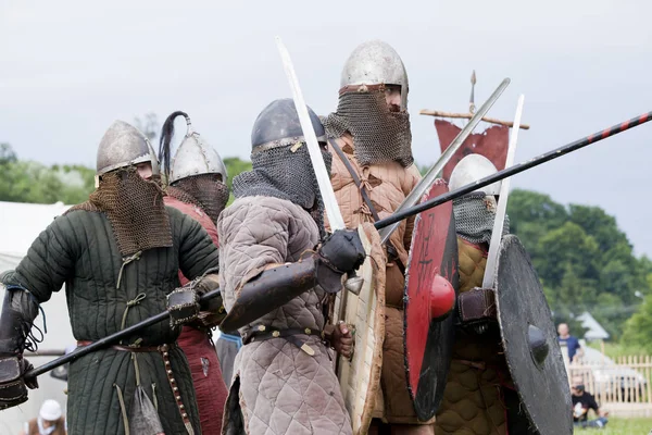 DROHICZYN, POLONIA, 8 de julio: Guerreros medievales durante la lucha contra los vikingos, los bálticos y los guerreros eslavos reunidos el 8 de julio de 2017 en Drohiczyn, Polonia . —  Fotos de Stock