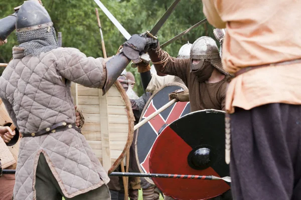 DROHICZYN, POLONIA, 8 de julio: Guerreros medievales durante la lucha contra los vikingos, los bálticos y los guerreros eslavos reunidos el 8 de julio de 2017 en Drohiczyn, Polonia . —  Fotos de Stock