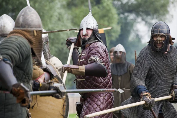 Drohiczyn, Polonya, 8 Temmuz: Ortaçağ savaşçı Vikingler, Baltık ve Slav savaşçılar toplantı 8 Temmuz 2017 Drohiczyn, Polonya'da üzerinde kavga sırasında.