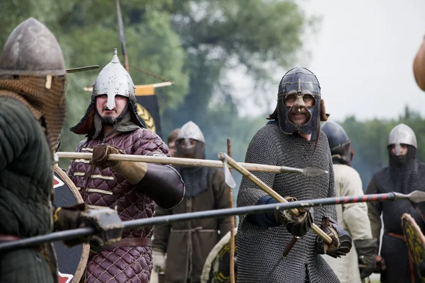 Drohiczyn, Πολωνία, 8 Ιουλίου: Μεσαιωνική πολεμιστές κατά τη διάρκεια του αγώνα στη Βίκινγκς, Βαλτικές χώρες και σλαβική πολεμιστές συνάντηση στις 8 Ιουλίου 2017 στο Drohiczyn, Πολωνία. — Φωτογραφία Αρχείου