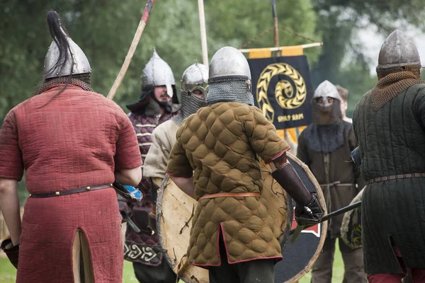 DROHICZYN, POLONIA, 8 de julio: Guerreros medievales durante la lucha contra los vikingos, los bálticos y los guerreros eslavos reunidos el 8 de julio de 2017 en Drohiczyn, Polonia . —  Fotos de Stock