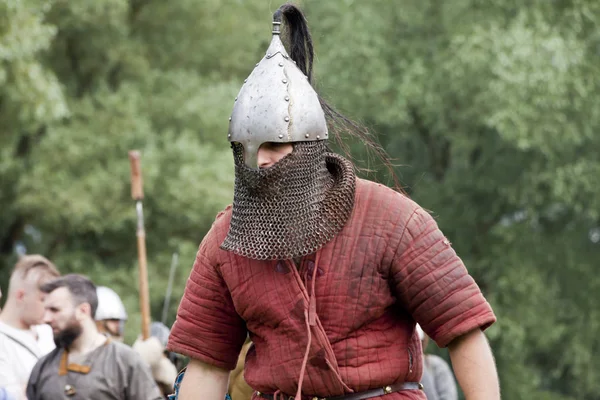 DROHICZYN, POLONIA, 8 de julio: Guerreros medievales durante la lucha contra los vikingos, los bálticos y los guerreros eslavos reunidos el 8 de julio de 2017 en Drohiczyn, Polonia . —  Fotos de Stock