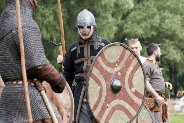 DROHICZYN, POLONIA, 8 luglio: guerrieri medievali durante la lotta contro i Vichinghi, i Baltici e i guerrieri slavi riuniti l '8 luglio 2017 a Drohiczyn, Polonia . — Foto Stock