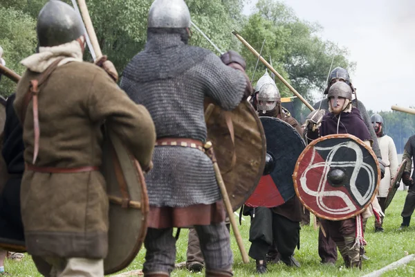 Drohiczyn, Polen, 8 juli: Middeleeuwse krijgers tijdens het gevecht op de Vikingen, Baltische en Slavische krijgers bijeenkomst op 8 juli 2017 in Drohiczyn, Polen. — Stockfoto