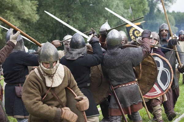 DROHICZYN, POLONIA, 8 de julio: Guerreros medievales durante la lucha contra los vikingos, los bálticos y los guerreros eslavos reunidos el 8 de julio de 2017 en Drohiczyn, Polonia . —  Fotos de Stock