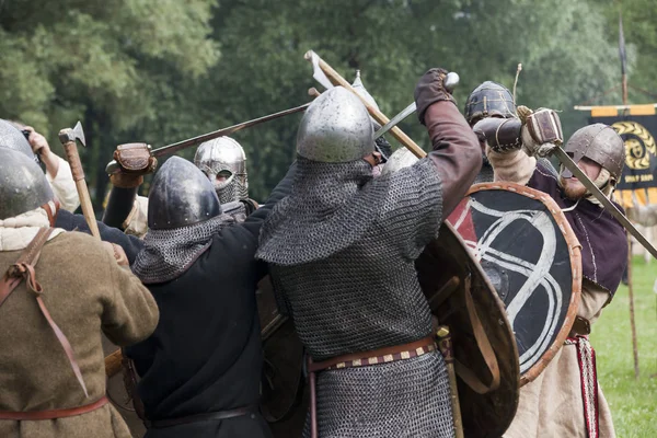 DROHICZYN, POLONIA, 8 de julio: Guerreros medievales durante la lucha contra los vikingos, los bálticos y los guerreros eslavos reunidos el 8 de julio de 2017 en Drohiczyn, Polonia . —  Fotos de Stock