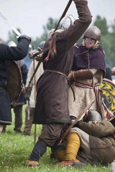 Drohiczyn, Polonya, 8 Temmuz: Ortaçağ savaşçı Vikingler, Baltık ve Slav savaşçılar toplantı 8 Temmuz 2017 Drohiczyn, Polonya'da üzerinde kavga sırasında. — Stok fotoğraf