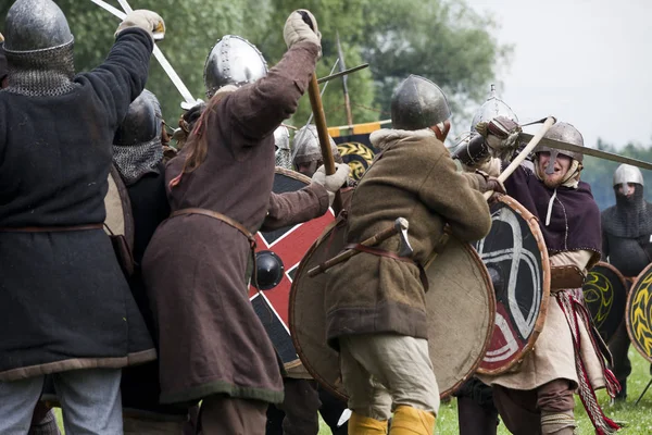 Drohiczyn, Polonya, 8 Temmuz: Ortaçağ savaşçı Vikingler, Baltık ve Slav savaşçılar toplantı 8 Temmuz 2017 Drohiczyn, Polonya'da üzerinde kavga sırasında.