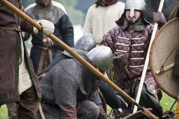 DROHICZYN, POLONIA, 8 de julio: Guerreros medievales durante la lucha contra los vikingos, los bálticos y los guerreros eslavos reunidos el 8 de julio de 2017 en Drohiczyn, Polonia . —  Fotos de Stock