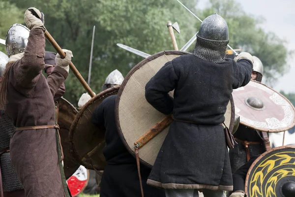 DROHICZYN, POLONIA, 8 luglio: guerrieri medievali durante la lotta contro i Vichinghi, i Baltici e i guerrieri slavi riuniti l '8 luglio 2017 a Drohiczyn, Polonia . — Foto Stock