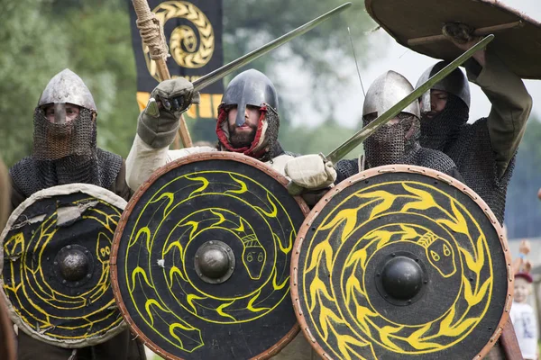 DROHICZYN, POLONIA, 8 de julio: Guerreros medievales durante la lucha contra los vikingos, los bálticos y los guerreros eslavos reunidos el 8 de julio de 2017 en Drohiczyn, Polonia . —  Fotos de Stock