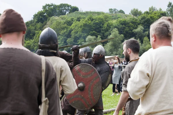 DROHICZYN, POLONIA, 8 de julio: Guerreros medievales durante la lucha contra los vikingos, los bálticos y los guerreros eslavos reunidos el 8 de julio de 2017 en Drohiczyn, Polonia . —  Fotos de Stock