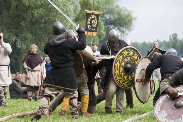 Drohiczyn, Polonya, 8 Temmuz: Ortaçağ savaşçı Vikingler, Baltık ve Slav savaşçılar toplantı 8 Temmuz 2017 Drohiczyn, Polonya'da üzerinde kavga sırasında.