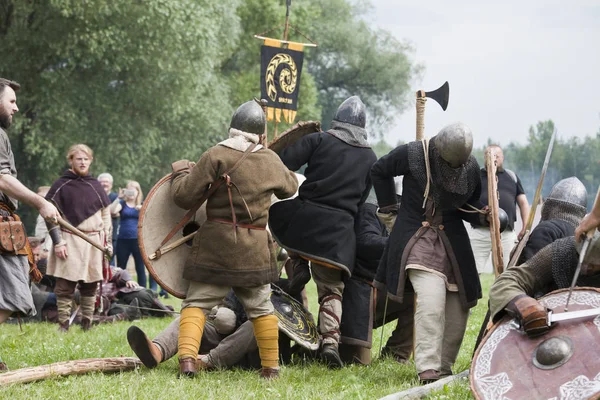 Drohiczyn, Polonya, 8 Temmuz: Ortaçağ savaşçı Vikingler, Baltık ve Slav savaşçılar toplantı 8 Temmuz 2017 Drohiczyn, Polonya'da üzerinde kavga sırasında.