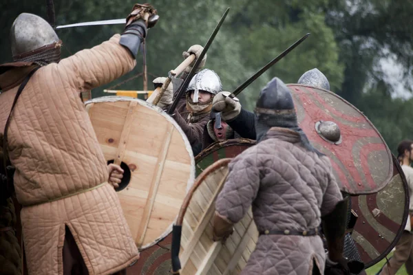 DROHICZYN, POLONIA, 8 de julio: Guerreros medievales durante la lucha contra los vikingos, los bálticos y los guerreros eslavos reunidos el 8 de julio de 2017 en Drohiczyn, Polonia . —  Fotos de Stock