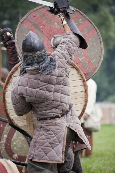 DROHICZYN, POLONIA, 8 de julio: Guerreros medievales durante la lucha contra los vikingos, los bálticos y los guerreros eslavos reunidos el 8 de julio de 2017 en Drohiczyn, Polonia . —  Fotos de Stock