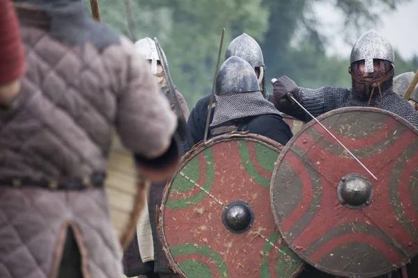 DROHICZYN, POLONIA, 8 de julio: Guerreros medievales durante la lucha contra los vikingos, los bálticos y los guerreros eslavos reunidos el 8 de julio de 2017 en Drohiczyn, Polonia . — Foto de Stock