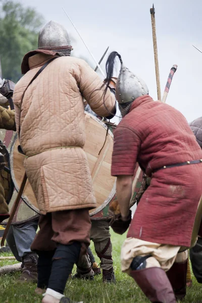 DROHICZYN, POLONIA, 8 de julio: Guerreros medievales durante la lucha contra los vikingos, los bálticos y los guerreros eslavos reunidos el 8 de julio de 2017 en Drohiczyn, Polonia . —  Fotos de Stock