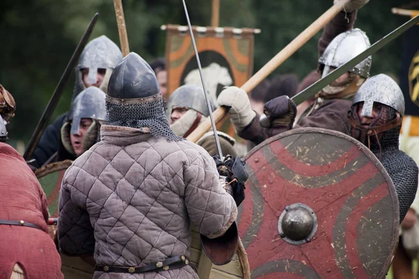 DROHICZYN, POLONIA, 8 de julio: Guerreros medievales durante la lucha contra los vikingos, los bálticos y los guerreros eslavos reunidos el 8 de julio de 2017 en Drohiczyn, Polonia . — Foto de Stock