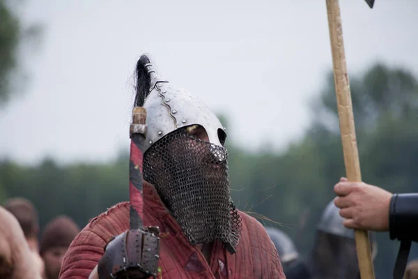ДРОГИЧИН, ПОЛЬША, 8 июля: Средневековые воины во время битвы на встрече викингов, балтийцев и славянских воинов 8 июля 2017 года в Дрогичине, Польша . — стоковое фото