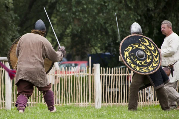 DROHICZYN, POLONIA, 8 de julio: Guerreros medievales durante la lucha contra los vikingos, los bálticos y los guerreros eslavos reunidos el 8 de julio de 2017 en Drohiczyn, Polonia . —  Fotos de Stock