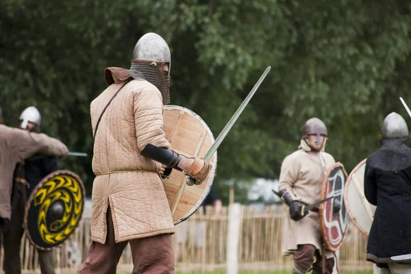 DROHICZYN, POLONIA, 8 de julio: Guerreros medievales durante la lucha contra los vikingos, los bálticos y los guerreros eslavos reunidos el 8 de julio de 2017 en Drohiczyn, Polonia . —  Fotos de Stock