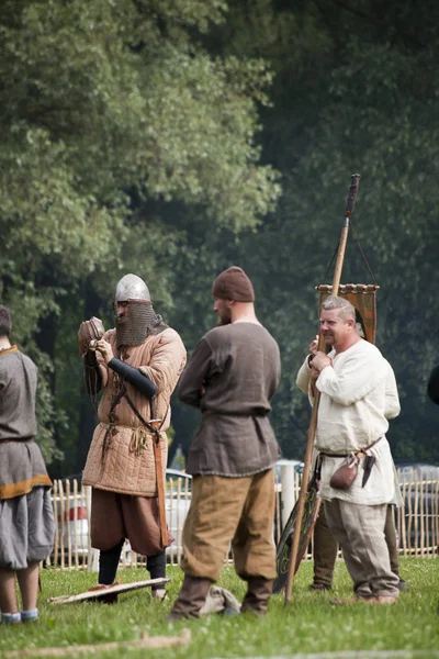DROHICZYN, POLOGNE, 8 juillet : Guerriers médiévaux lors de la rencontre sur les Vikings, les Baltes et les guerriers slaves le 8 juillet 2017 à Drohiczyn, Pologne . — Photo