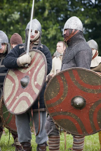 DROHICZYN, POLONIA, 8 de julio: Guerreros medievales durante la lucha contra los vikingos, los bálticos y los guerreros eslavos reunidos el 8 de julio de 2017 en Drohiczyn, Polonia . —  Fotos de Stock