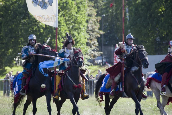 Geflügelte Husaren - Schlachtenbesteigung auf militärischem Picknick — Stockfoto