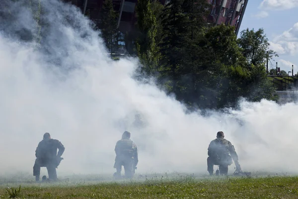 Soldados en batalla inescenización en picnic militar —  Fotos de Stock