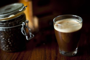 Sabah koyu kahve masada