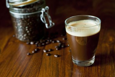 Sabah koyu kahve masada