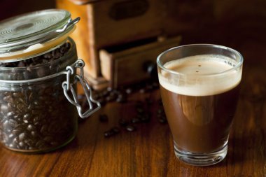 Sabah koyu kahve masada