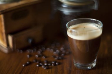 Sabah koyu kahve masada