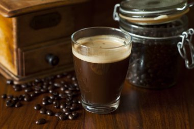 Sabah koyu kahve masada