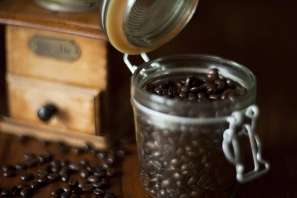 Donkere koffie in de ochtend op tafel — Stockfoto