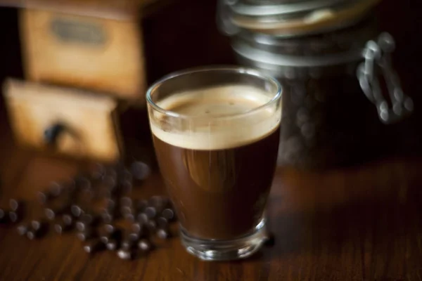 Mörka morgonkaffe på bordet — Stockfoto