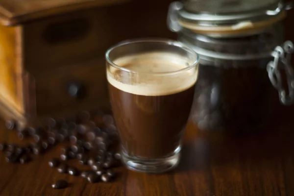 Donkere koffie in de ochtend op tafel — Stockfoto