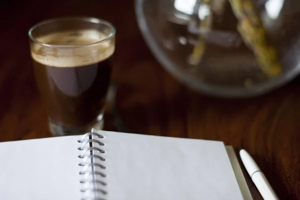 Утренний темный кофе на столе — стоковое фото