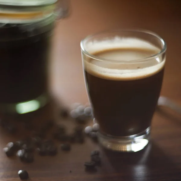 Manhã café escuro sobre a mesa — Fotografia de Stock