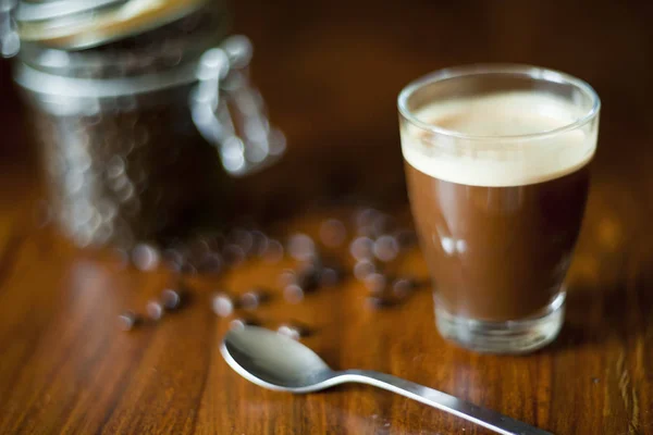 Donkere koffie in de ochtend op tafel — Stockfoto