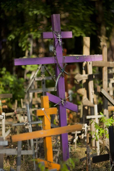 Православные кресты, привезенные паломниками на Святую гору Грабарку . — стоковое фото